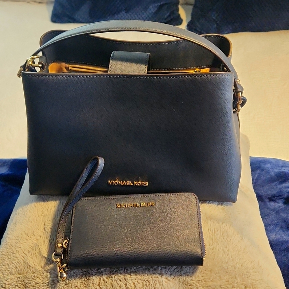 Michael Kors Medium Carryall Leather Tote & Wallet Set